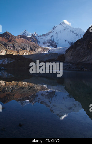 verschneiten Gebirge spiegelt sich in einem ruhigen Bergsee, Peru, Cordillera Huayhuash Stockfoto