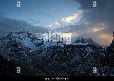 Neuschnee Nevado Santa Cruz (6259 m), Peru, Cordillera Blanca Stockfoto