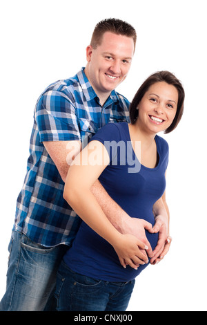 Glücklich schwangere Frau und ihr Ehemann, isoliert auf weißem Hintergrund. Stockfoto