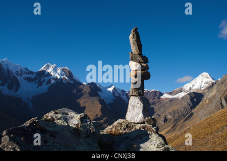 Stapel von Steinen mit Pucajirca Oeste und Alpamayo in den Hintergrund, Peru, Anden, Cordillera Blanca Stockfoto