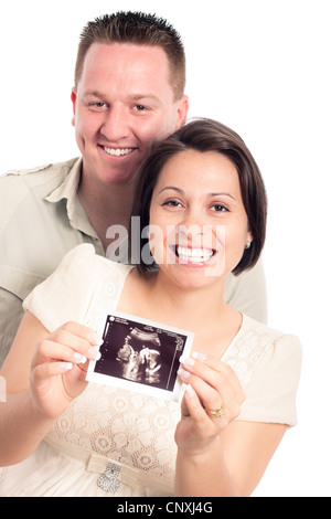 Glücklich schwanger Frau mit ihrem Ehemann mit Ultraschallbild des Babys, isoliert auf weißem Hintergrund. Stockfoto