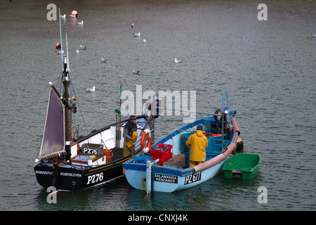 Kleine Fischerboote in den Hafen in Porthleven, Cornwall kommen Stockfoto