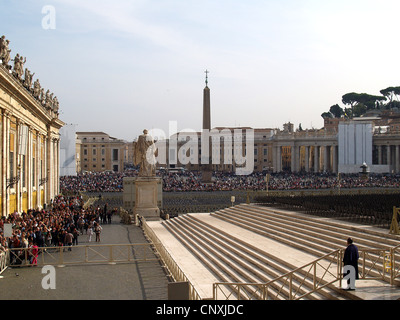 Massen, die Schlange, Petersdom, Rom eingeben Stockfoto