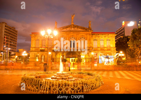 das nationale Theater Teatro Nacional in der Hauptstadt San Jose bei Nacht, Costa Rica, Mittelamerika Stockfoto