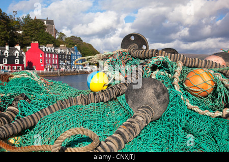 Fischernetze und Bojen auf den Hafen von Tobermory, Isle of Mull, Schottland Stockfoto