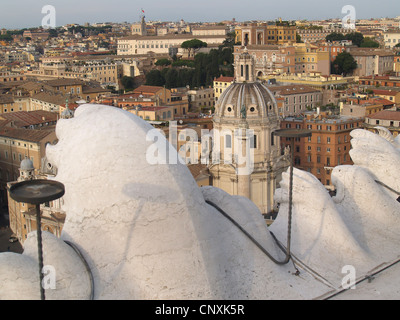 Ansicht der Trajanssäule, Palazzo Valentini von Vittorio Emanuele II Monument, Rom Stockfoto