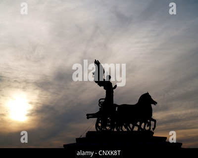 Braungebrannte geflügelte Sieg auf Vittorio Emanuele II Denkmal bei Sonnenuntergang, Rom Stockfoto