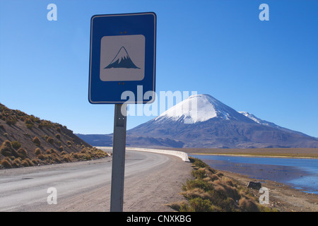 Straße Seeufern Chungar See, Straßenschild zeigen Vulkan Parinacota, Chile, Anden, Lauca Nationalpark Stockfoto