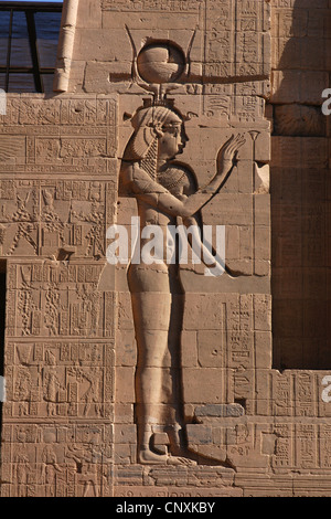 Alte ägyptische Göttin Isis. Relief auf der westlichen Kolonnade der Tempel der Isis in Philae-Insel in der Nähe von Assuan, Ägypten. Stockfoto