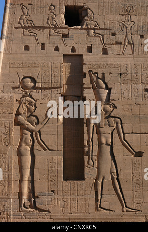Gott Horus und Göttin Isis. Relief auf der westlichen Kolonnade der Tempel der Isis in Philae-Insel in der Nähe von Assuan, Ägypten. Stockfoto