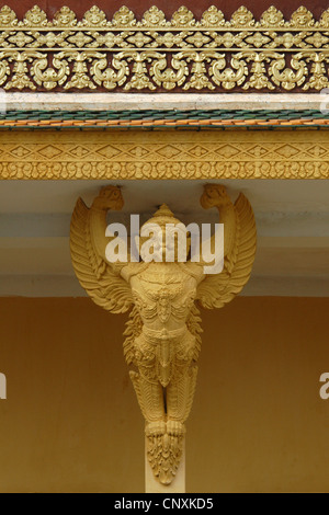 Vogel Garuda unterstützt das Dach eines Pavillons des königlichen Palastes in Phnom Penh, Kambodscha. Stockfoto