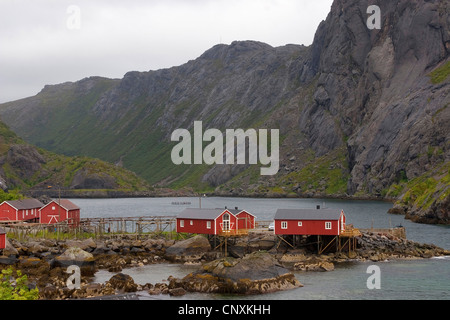 Blick auf alte Fischerhütten am felsigen Küste, Norwegen, Lofoten-Inseln Stockfoto