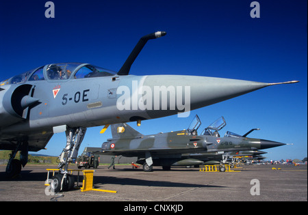 Zwei Düsenjäger Flugzeuge Dassault Mirage 2000 der französischen Luftwaffe auf Asphalt von Luxeuil Air zwingen Base, Frankreich Stockfoto