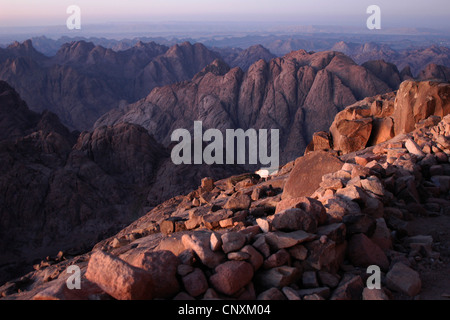 Blick vom Gipfel des Berges Sinai auch bekannt als Dschebel Musa (2.285 m) auf der Sinai-Halbinsel, Ägypten. Stockfoto