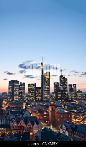 Blick auf die Skyline von Frankfurt am Main in der Abenddämmerung. Stockfoto