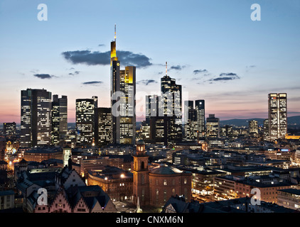 Skyline von Frankfurt am Main in der Abenddämmerung. Stockfoto