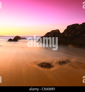 Küste Felsen am Sandstrand am Abend Licht, Großbritannien, Schottland Stockfoto