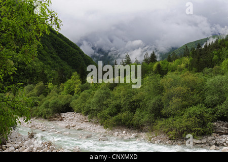 das Tal der Soca mit tiefen Wolken, Slowenien, Soca-Tal Stockfoto