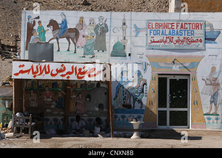 Alabaster Souvenir-Shop in Dorf des Dra Abu el-Naga in dem Westufer des Nils in der Nähe von Luxor, Ägypten. Stockfoto