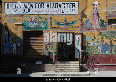 Alabaster Souvenir-Shop in Dorf des Dra Abu el-Naga in dem Westufer des Nils in der Nähe von Luxor, Ägypten. Stockfoto