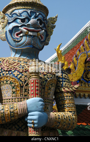 Yaksha Dämon Statue bewacht den Eingang zum Wat Phra Kaeo in Bangkok, Thailand. Stockfoto