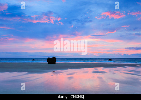 Küstenfelsen am Sandstrand am Abend Licht, Großbritannien, Schottland Stockfoto