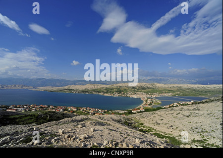 Pag-Dorf und Blick auf den Velebit-Gebirge, Kroatien, Pag Stockfoto