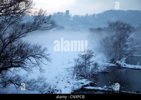 schneebedeckte Ruhrgebiet mit Blankenstein Burg im Hintergrund, Hattingen, Ruhrgebiet, Nordrhein-Westfalen, Deutschland Stockfoto