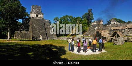 Gruppe von Peole bei einer schamanischen Rite auf dem Hauptplatz vor der Pyramide auf dem Hauptplatz von Maya Stadt Tikal in Guatemala, Tikal Stockfoto