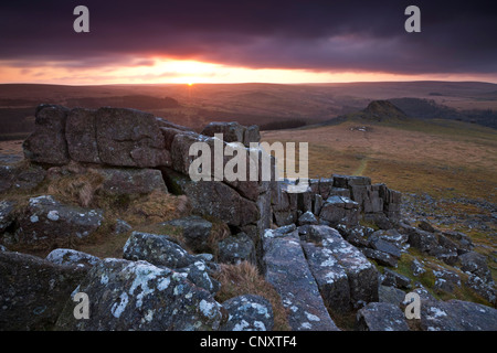 Leder-Tor von Sharpitor bei Sonnenaufgang, Dartmoor, Devon, England. Winter 2012 (März). Stockfoto