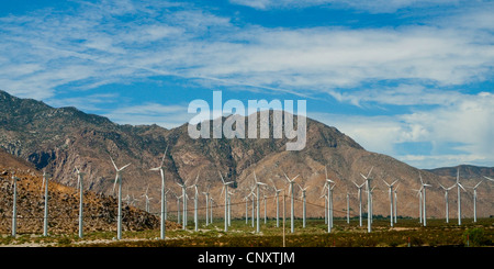 Windräder vor Bergen entlang der Interstate 10, USA, California Stockfoto