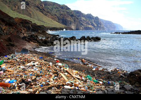 angespülten Müll am Strand, Teno-Massivs und Acantilado de Los Gigantes im Hintergrund, Kanaren, Teneriffa, Punta de Teno Stockfoto