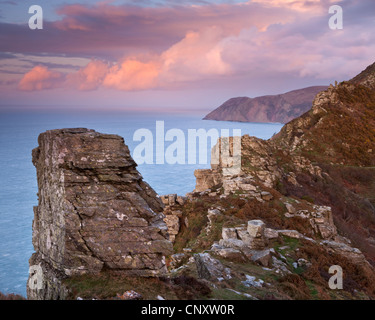 Vorland Punkt aus dem Tal der Felsen bei Sonnenuntergang, Exmoor, Devon, England. Winter 2012 (März). Stockfoto