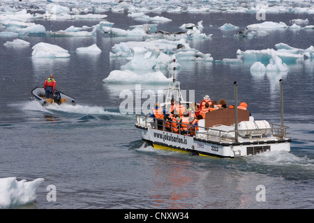amphibische Ausflug Fahrzeug mit Touristen auf dem Gletschersee Joekulsarlon, Island, Joekulsarlon, Fagurholsmyr Stockfoto