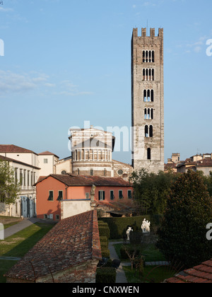 Kirche von San Frediano, Lucca, Italien. Campanile und Apsis mit 12 Säulen, nach Nord Westen. 12.-13. Jahrhundert. Stockfoto