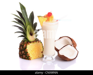 Pina Colada auf weißem Hintergrund, garniert mit Scheibe Ananas und Kokosnuss. Stockfoto