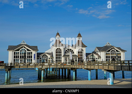 Wellnesshotel auf Stelzen am Strand mit Strandkörben, Deutschland, Mecklenburg-Vorpommern, Sellin Stockfoto