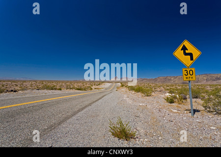 historische Route 66 mit kurvigen Straße und Tempolimit unterschreibt, USA, Arizona Stockfoto