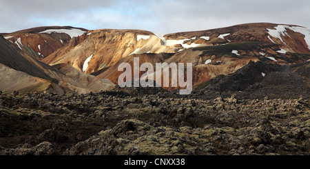 Berge von Rhyolith in eine Vulkanlandschaft, Island, Landmannalaugar Stockfoto