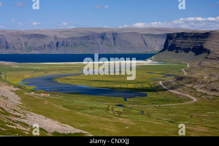 Blick auf den Fjord Patreksfjoerdur und Pfad zu Latrabjarg, Island Stockfoto