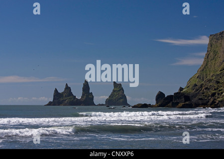 Reynisdrangar Basalt Felsnadeln, Island, Vik Stockfoto