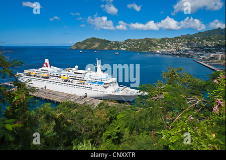 Blick aus einem Berghang am Cruise ship "Boudicca" in den Hafen von Saint Vincent und die Grenadinen, Kingstown Stockfoto