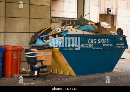 London Bridge Southbank die Königinnen Spaziergang St. Olaf Haus voll blau Skip & Müll & Büro Stuhl & Fächer erwartet Sammlung Stockfoto