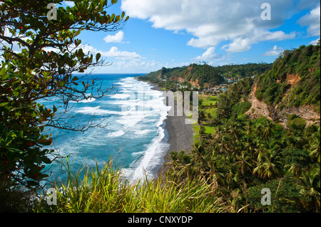 Blick von einem Hügel an einem karibischen Strand und Abrechnung, St. Vincent und die Grenadinen, Colonarie Sandstrand Stockfoto