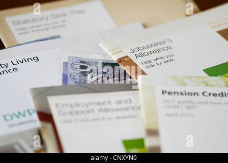 Broschüren über UK staatlichen Leistungen und Vergütungen Stockfoto