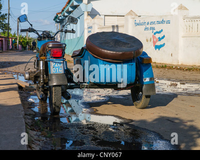 Das hintere Ende des blauen Motorrad mit einem Seitenwagen parkten in einer Seitenstraße Schmutz in die kleine Stadt von Viñales, Kuba. Stockfoto