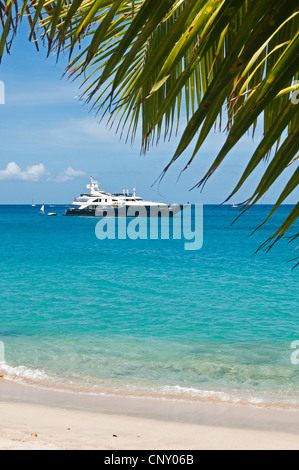 Wuew von einem Palm Beach auf einer Yacht in der unteren Bay, Saint Vincent und die Grenadinen, Bequia Stockfoto