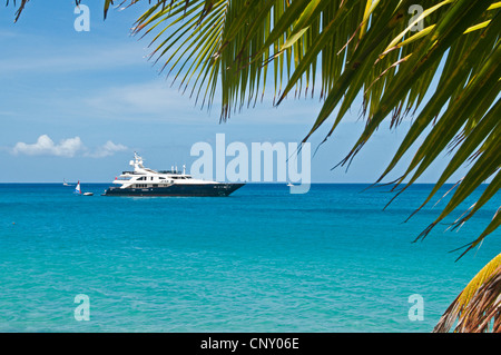 Wuew von einem Palm Beach auf einer Yacht in der unteren Bay, Saint Vincent und die Grenadinen, Bequia Stockfoto