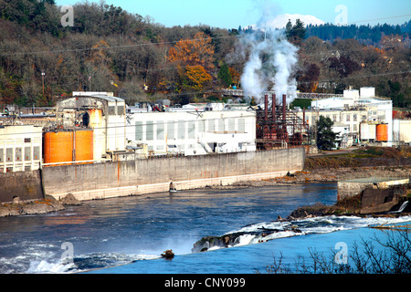 Alte Mühle-Fabrik an Flussufern in Oregon City, Oregon. Stockfoto