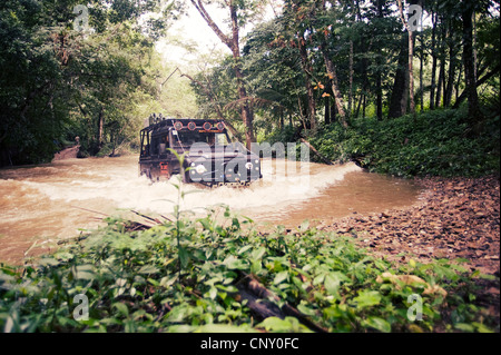 Ein Land Rover Furten ein Flusses in Belize Stockfoto